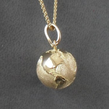 pendentif the world